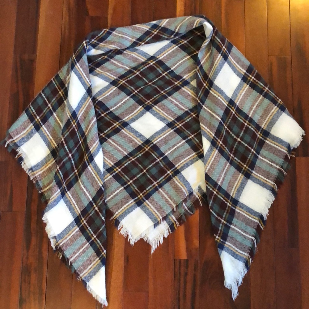 Lulu’s- plaid blanket scarf